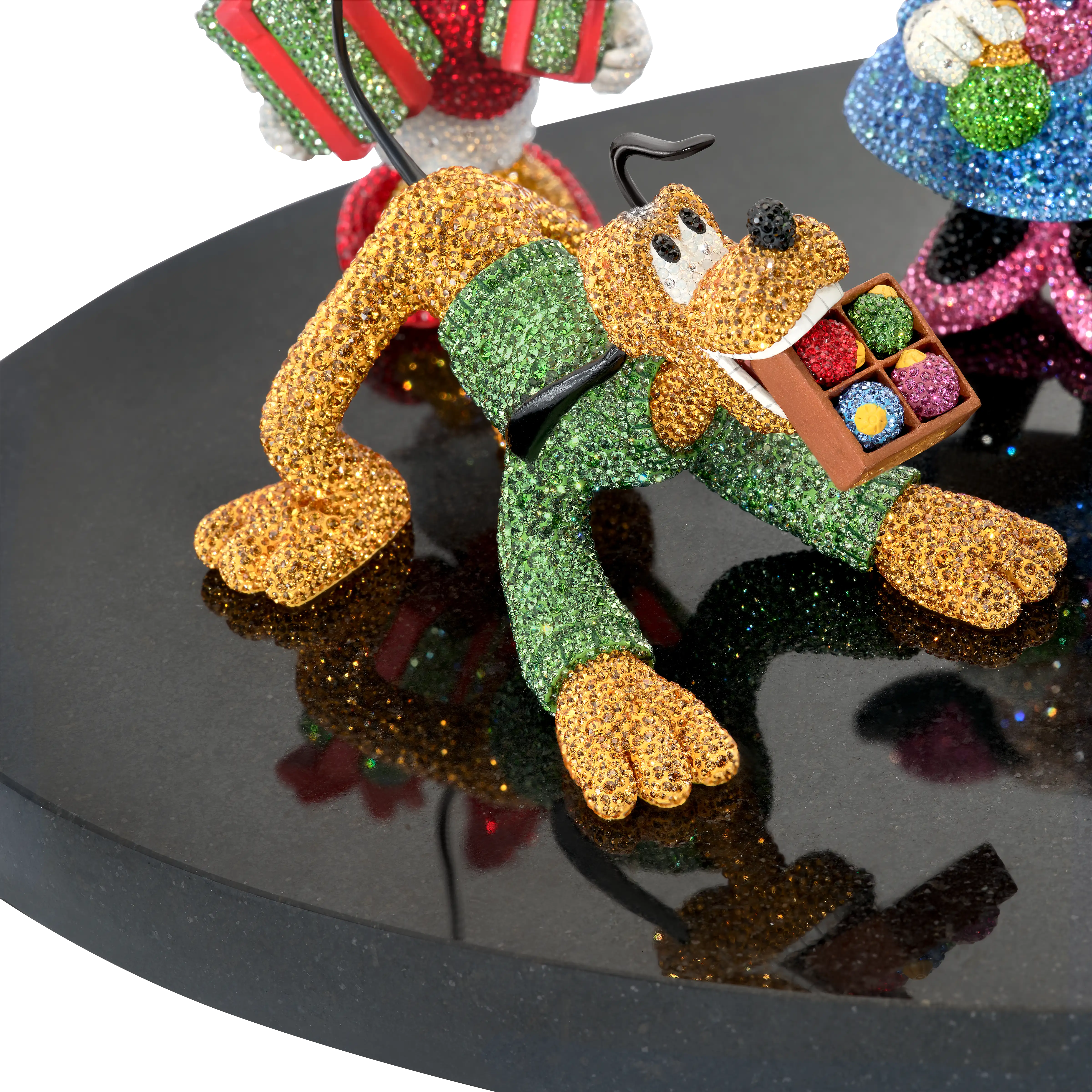 mickey-and-friends-holiday-cheer-limited-edition-swarovski-5653705-3.webp